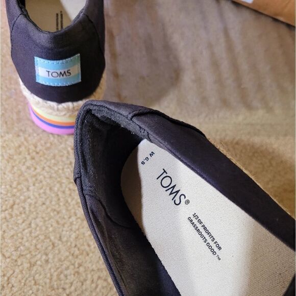 TOMS   - Picture 4 of 9